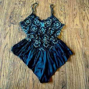 Vintage Undercover Wear lingerie nighty floral gothic boudoir lace sexy slit M